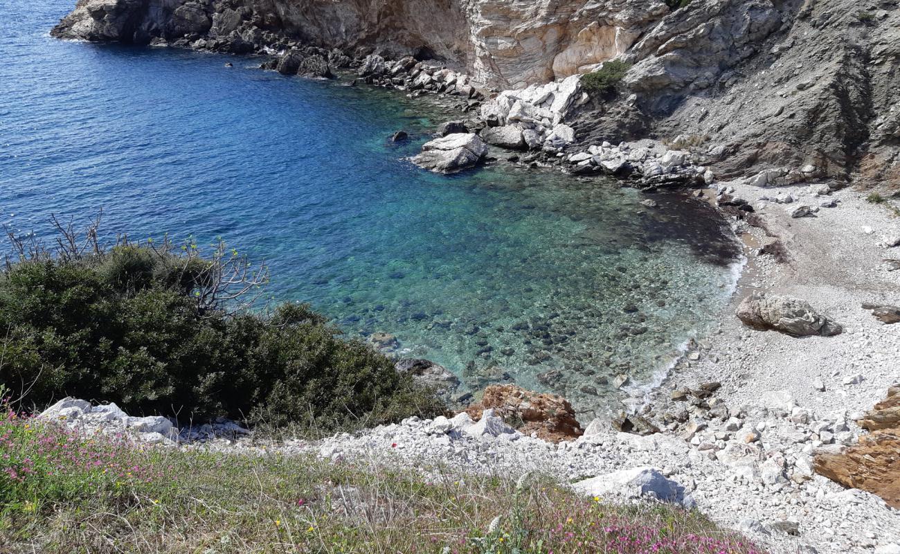 Thymariou beach'in fotoğrafı kayalık arazi yüzey ile