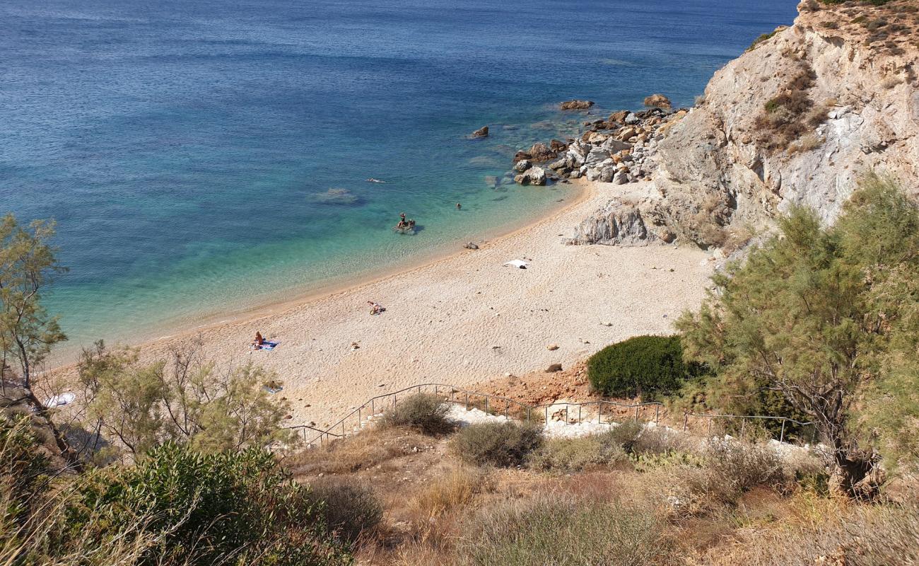 Kape Beach'in fotoğrafı hafif ince çakıl taş yüzey ile