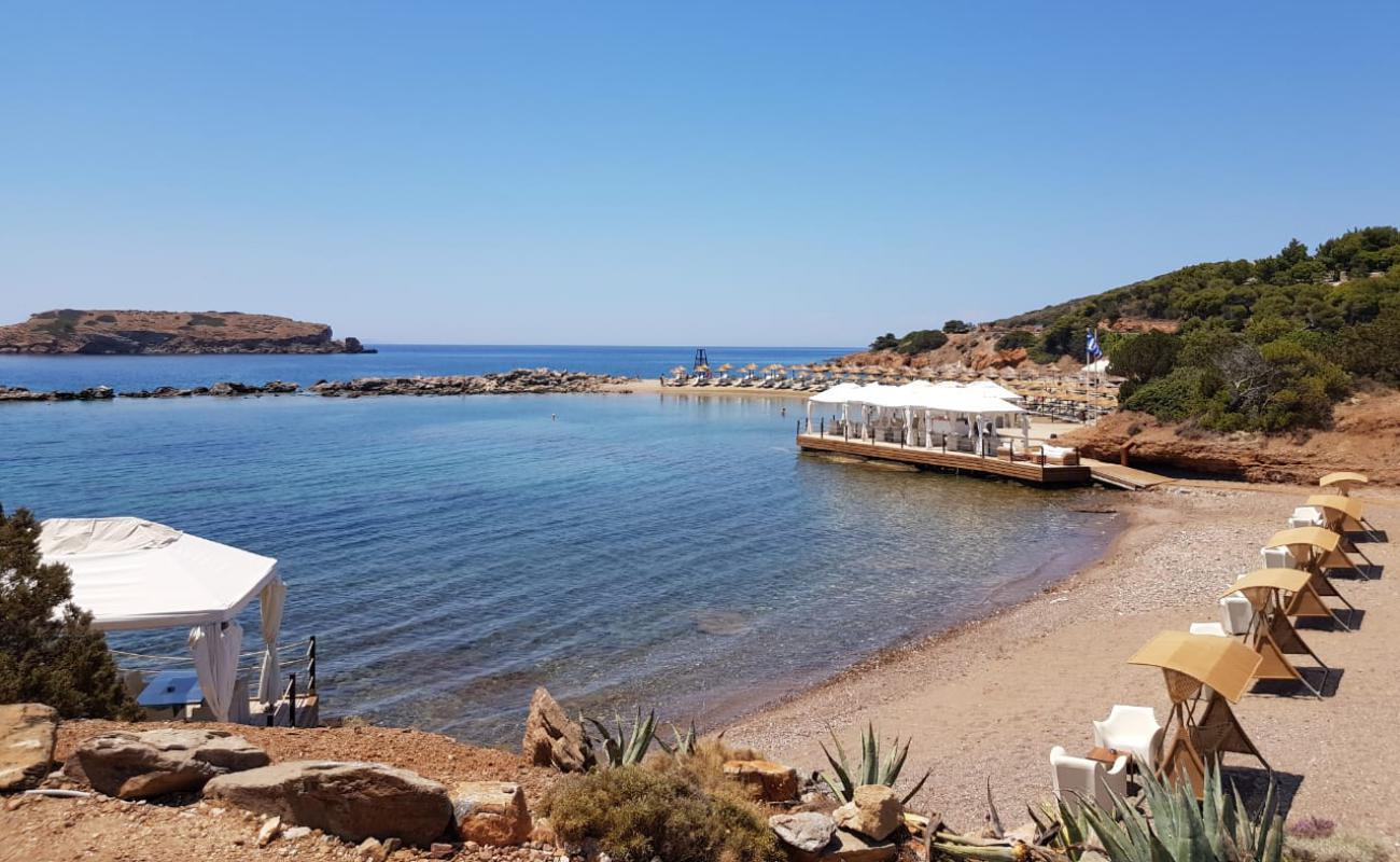 Cape Sounio'in fotoğrafı kahverengi kum yüzey ile