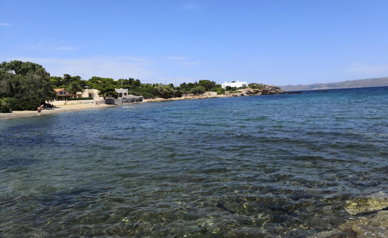 Kavatza beach'in fotoğrafı siyah kum ve çakıllar yüzey ile