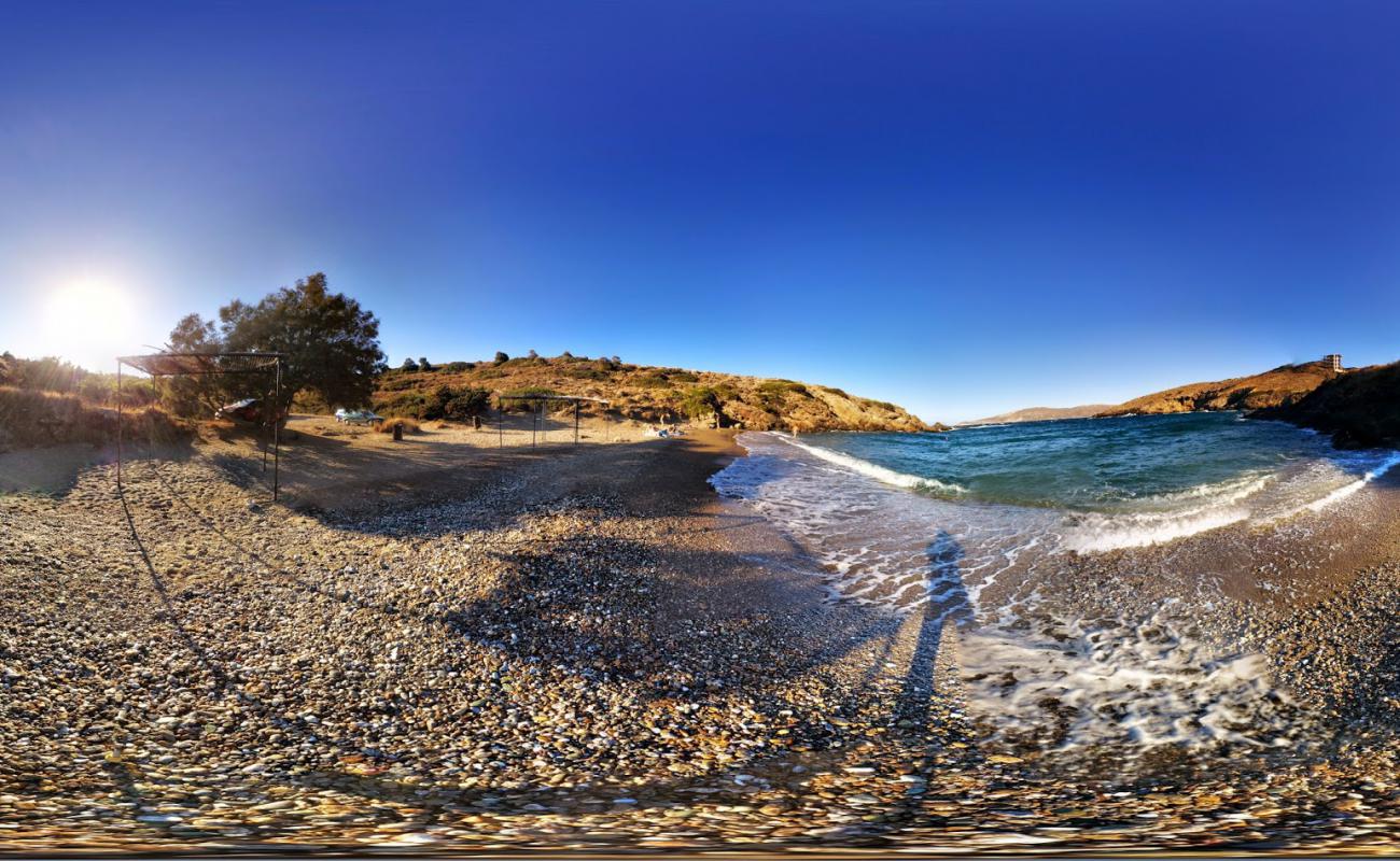 Panorama Mikrolimanou'in fotoğrafı siyah kum ve çakıllar yüzey ile