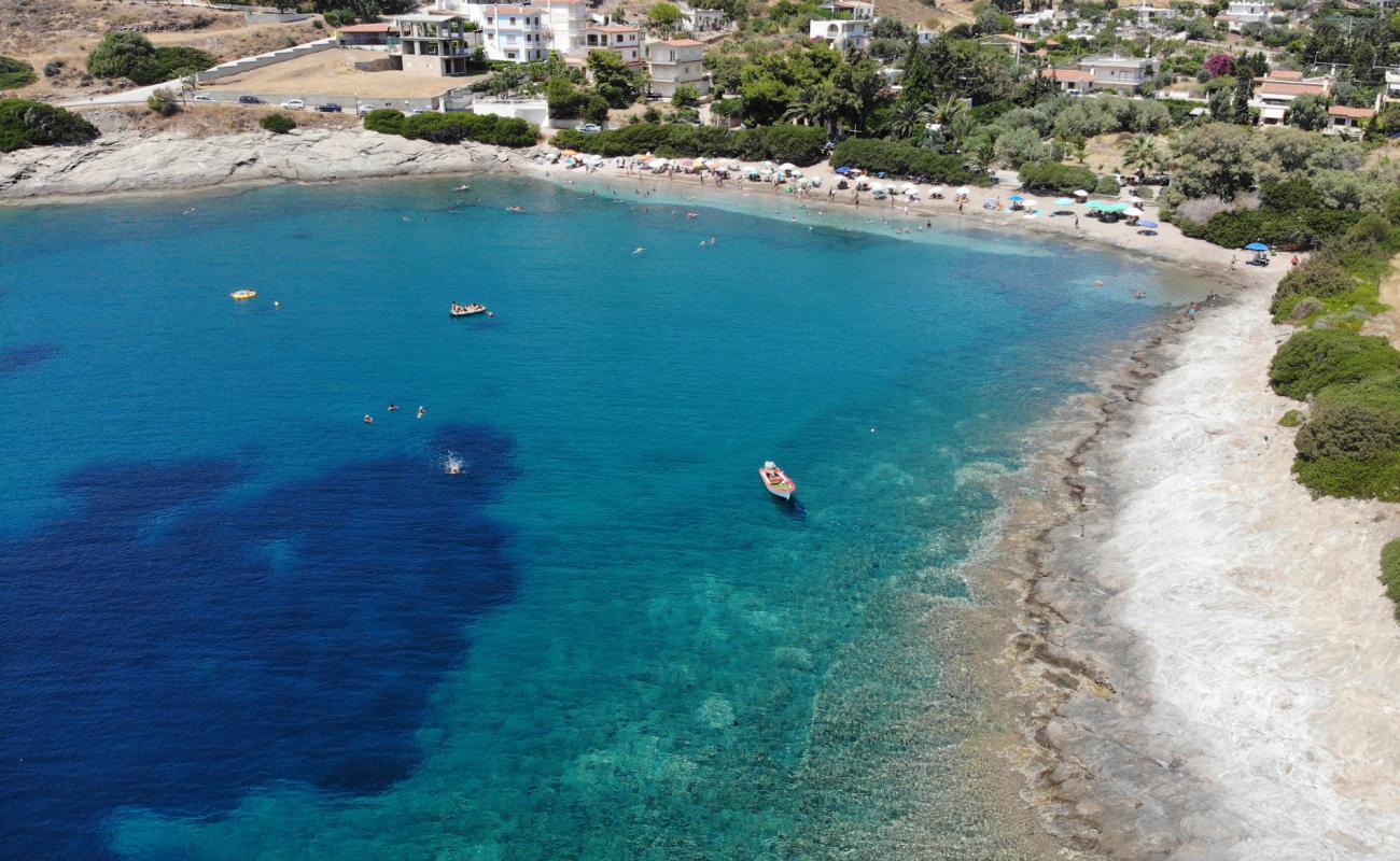 Tsonima'in fotoğrafı açık bej kum yüzey ile