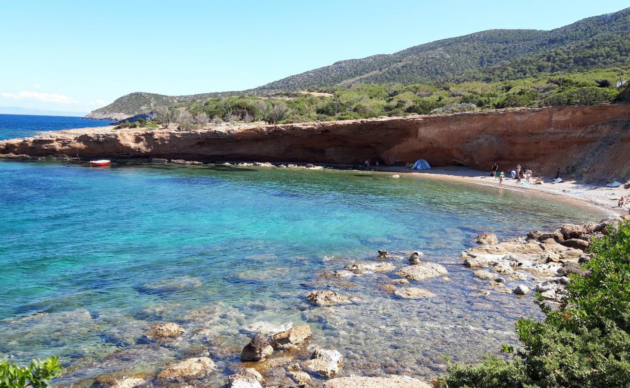 Paralia Chamolia'in fotoğrafı küçük kahverengi çakıllar yüzey ile