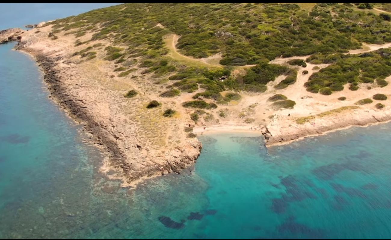 Paralia Mikri Chamolia'in fotoğrafı koyu i̇nce çakıl yüzey ile