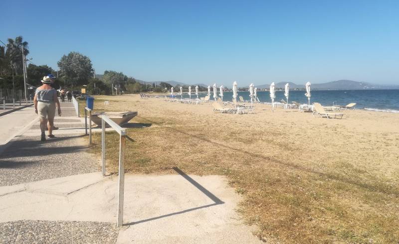 Nea Makri Beach'in fotoğrafı bej kum ve kayalar yüzey ile