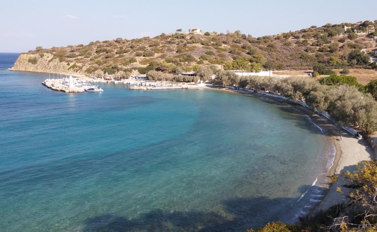 Patitiri beach'in fotoğrafı siyah kum ve çakıl yüzey ile