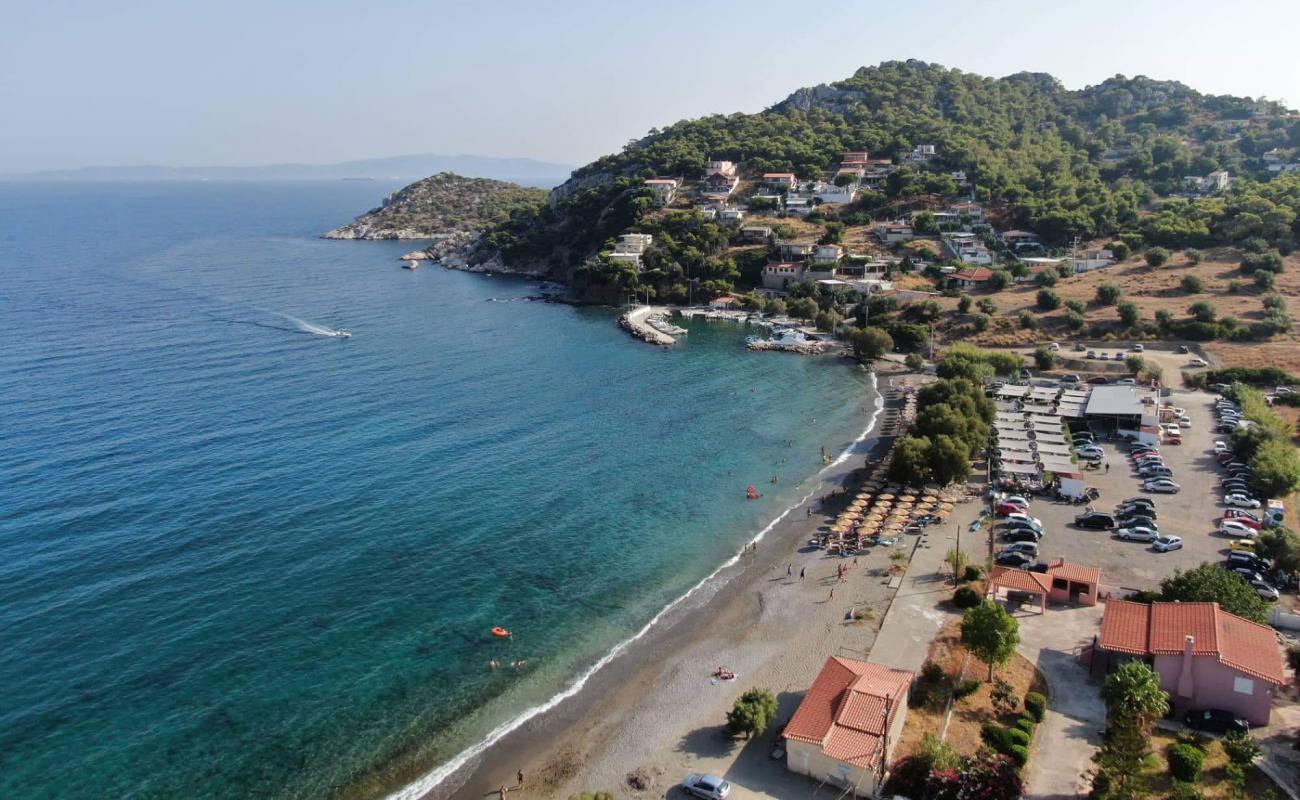 Paralia Perani'in fotoğrafı taşlı kum yüzey ile