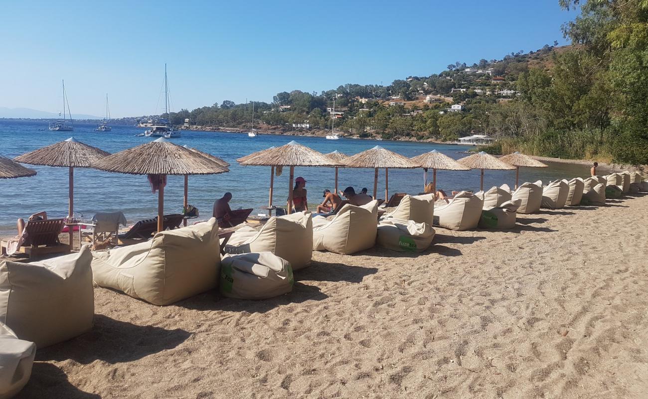 Paralia Aiginitissa'in fotoğrafı kahverengi kum yüzey ile