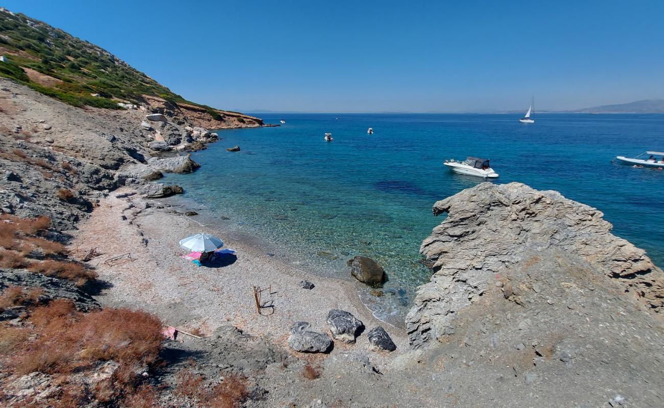 Paralia Arsidas II'in fotoğrafı kahverengi çakıl yüzey ile