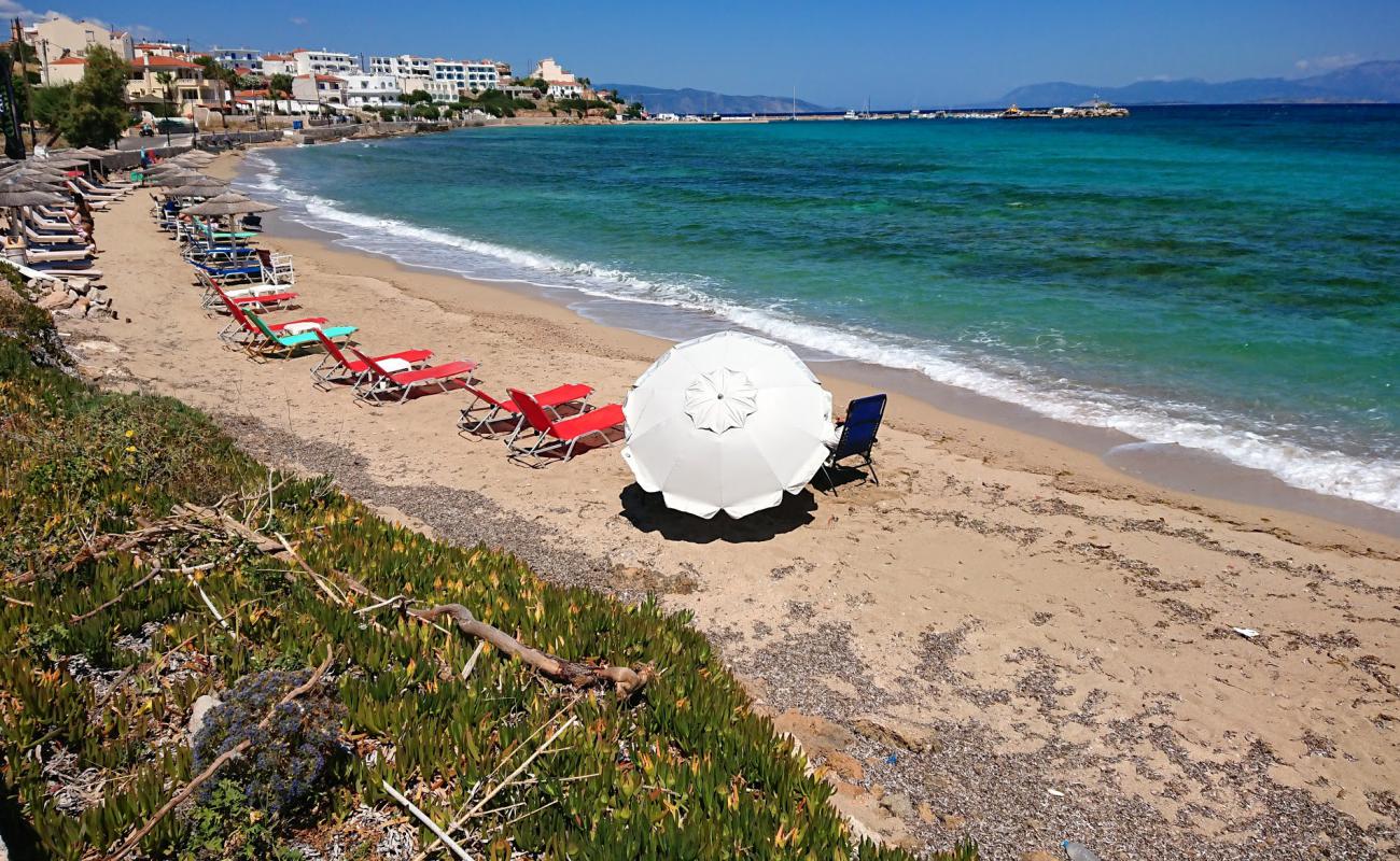 Paralia Magalochori'in fotoğrafı kahverengi kum yüzey ile