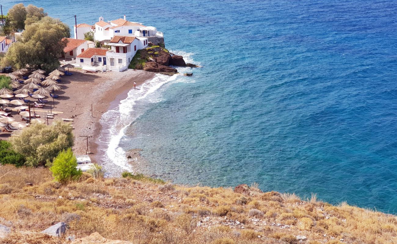 Vlychos Beach'in fotoğrafı kahverengi çakıl yüzey ile