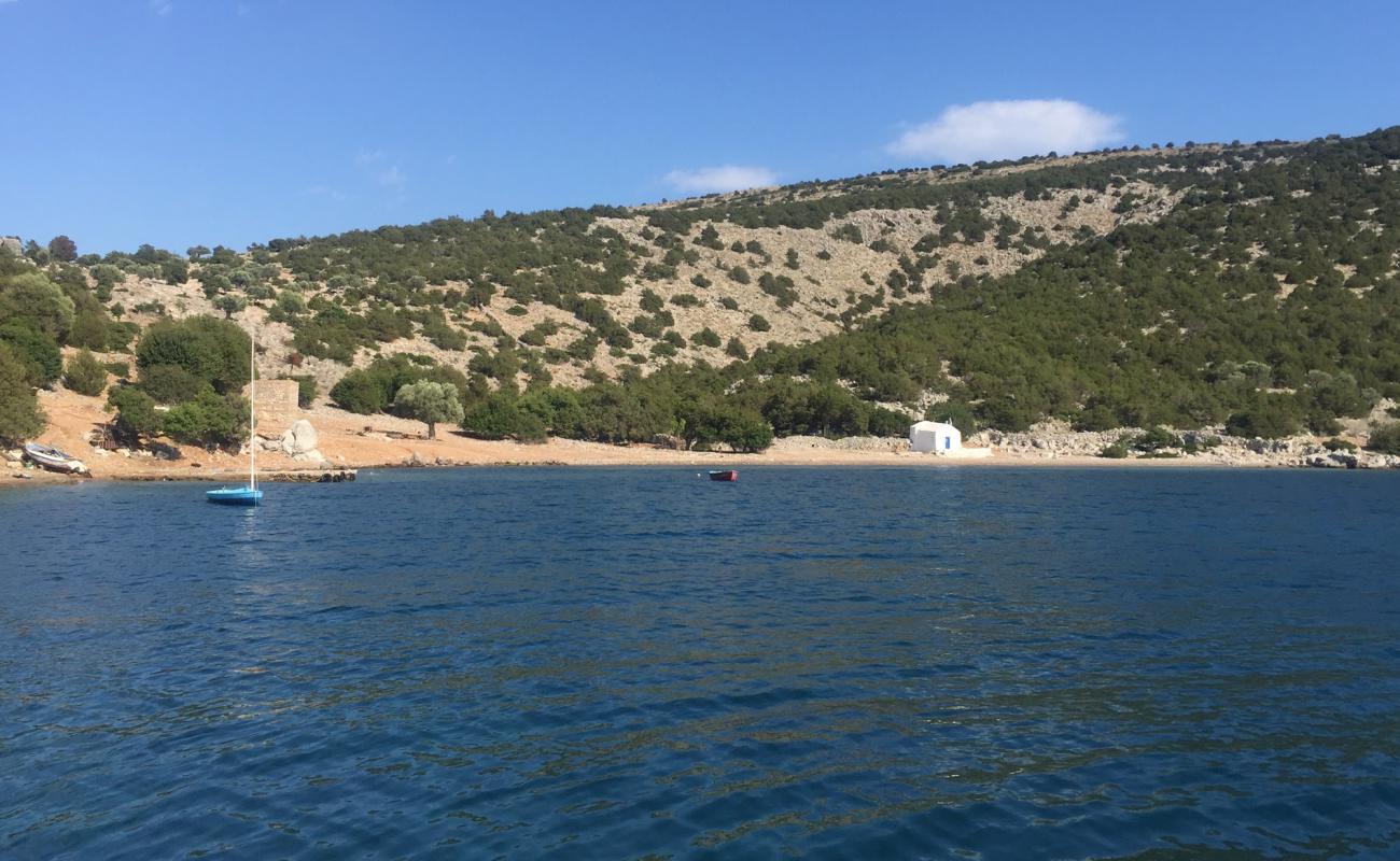 Dokos Ag.Nikolaos'in fotoğrafı siyah kum ve çakıllar yüzey ile