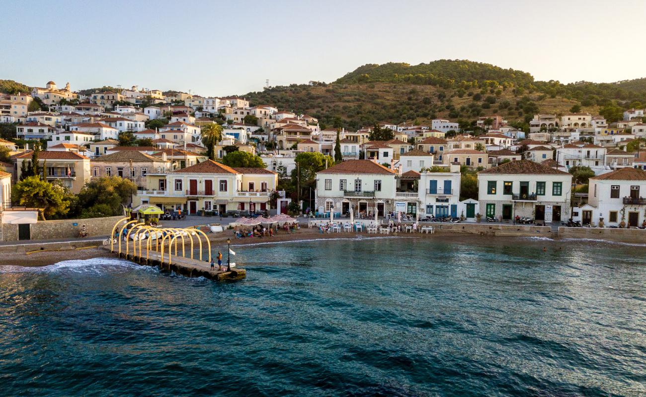 Paralia Spetses I'in fotoğrafı koyu i̇nce çakıl yüzey ile