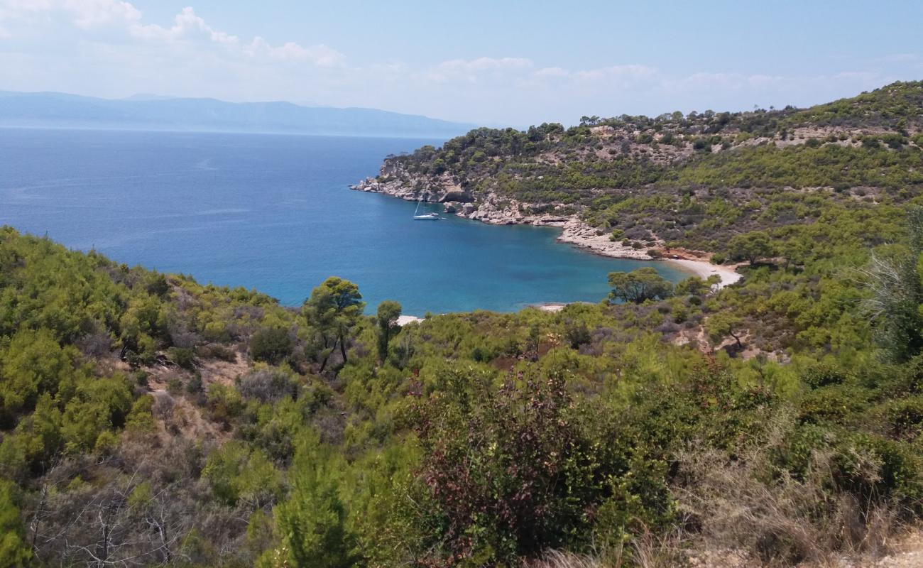 Spetses Beach III'in fotoğrafı bej çakıl yüzey ile