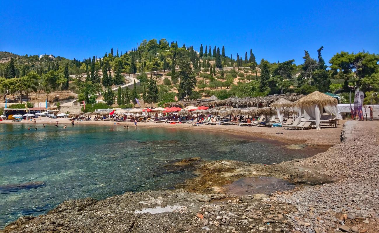 Paralia Agia Marina'in fotoğrafı çakıl ile kum yüzey ile