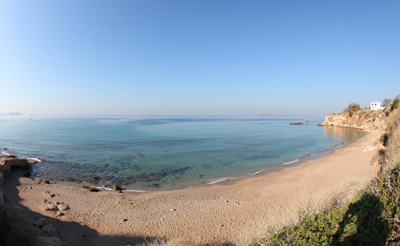 Kritikos Beach'in fotoğrafı bej kum ve kayalar yüzey ile