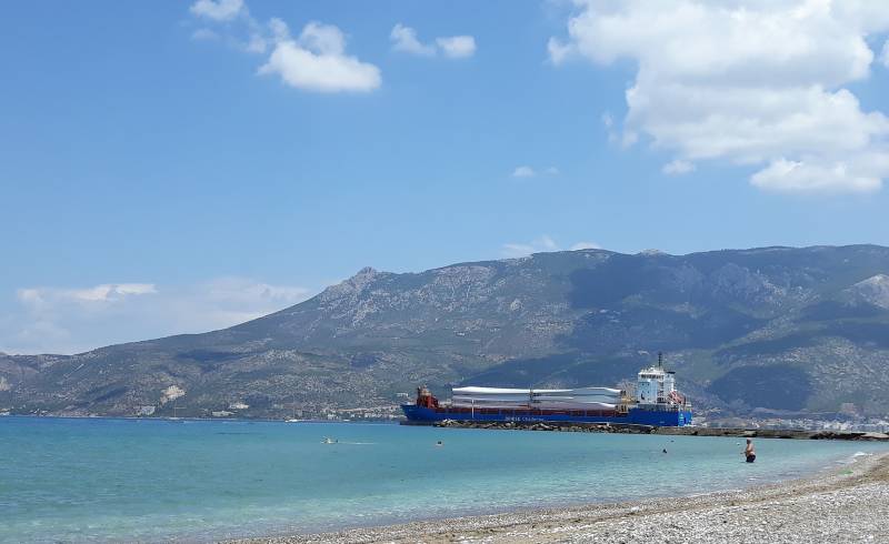 Paralia Loutrakiou II'in fotoğrafı bej çakıl yüzey ile