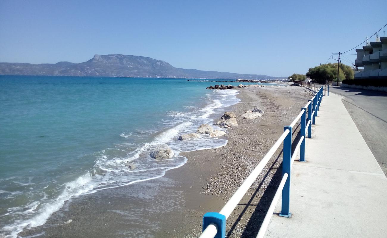 Agiou Panteleimonos'in fotoğrafı gri kum ve çakıl yüzey ile