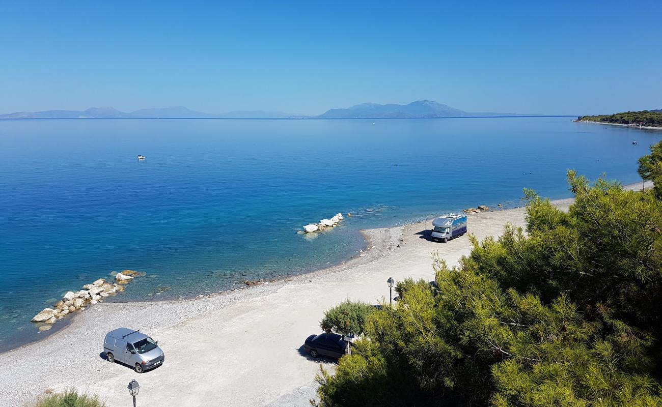Pefkias beach'in fotoğrafı küçük gri çakıllar yüzey ile
