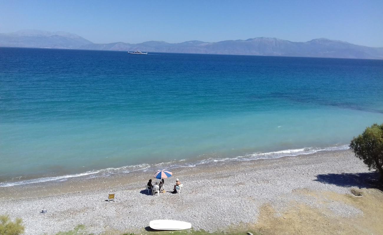 Paralia Xilokastrou'in fotoğrafı kahverengi çakıl yüzey ile