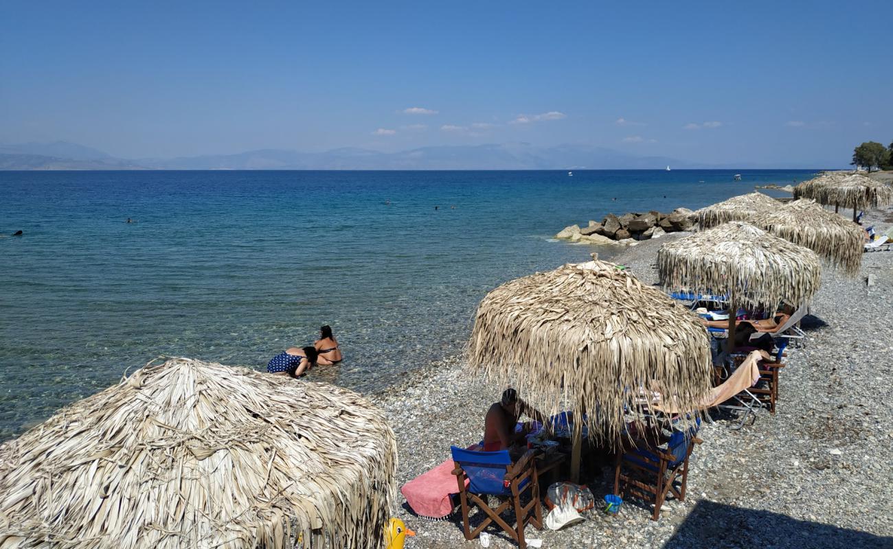 Sarantapichiotika'in fotoğrafı gri çakıl taşı yüzey ile