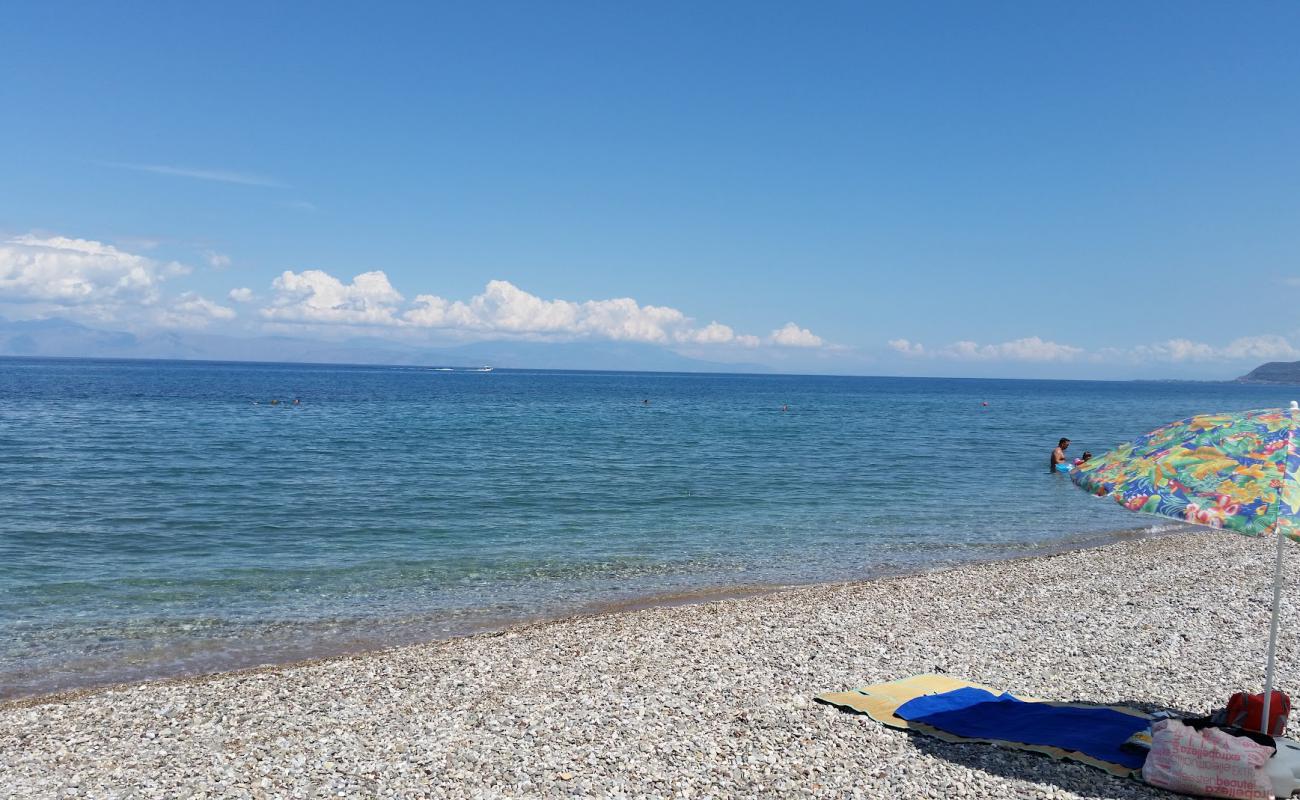 Paralia Diakoptou II'in fotoğrafı küçük kahverengi çakıllar yüzey ile