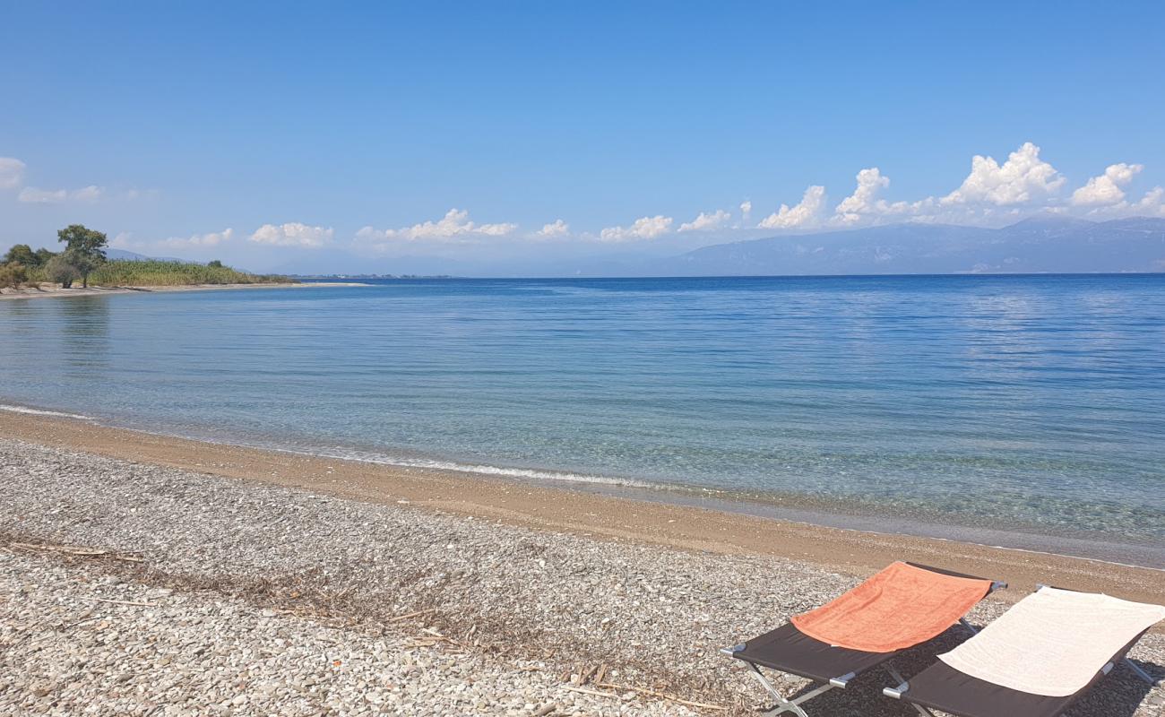 Diakopto beach'in fotoğrafı küçük gri çakıllar yüzey ile