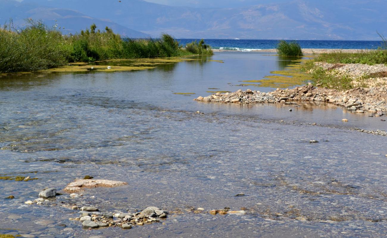 Paralia Vouraikos'in fotoğrafı gri kum ve çakıl yüzey ile