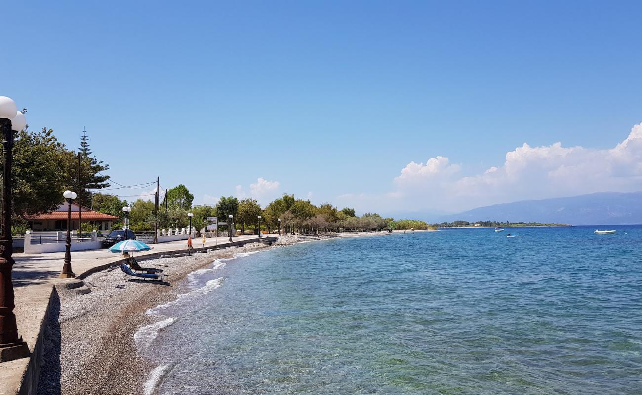 Diakopto beach II'in fotoğrafı gri çakıl taşı yüzey ile