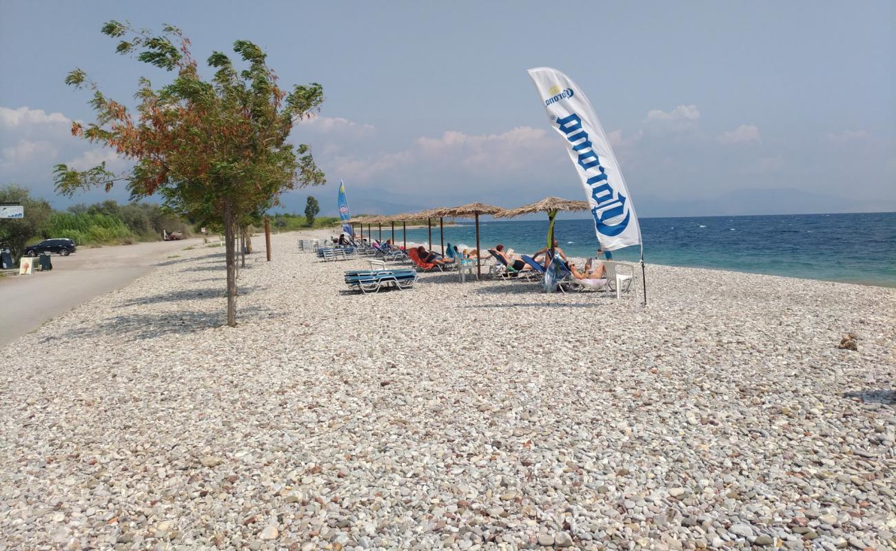Paralia Nikoleikon'in fotoğrafı kahverengi çakıl yüzey ile