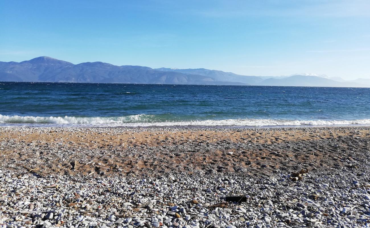 Egio beach'in fotoğrafı siyah kum ve çakıllar yüzey ile