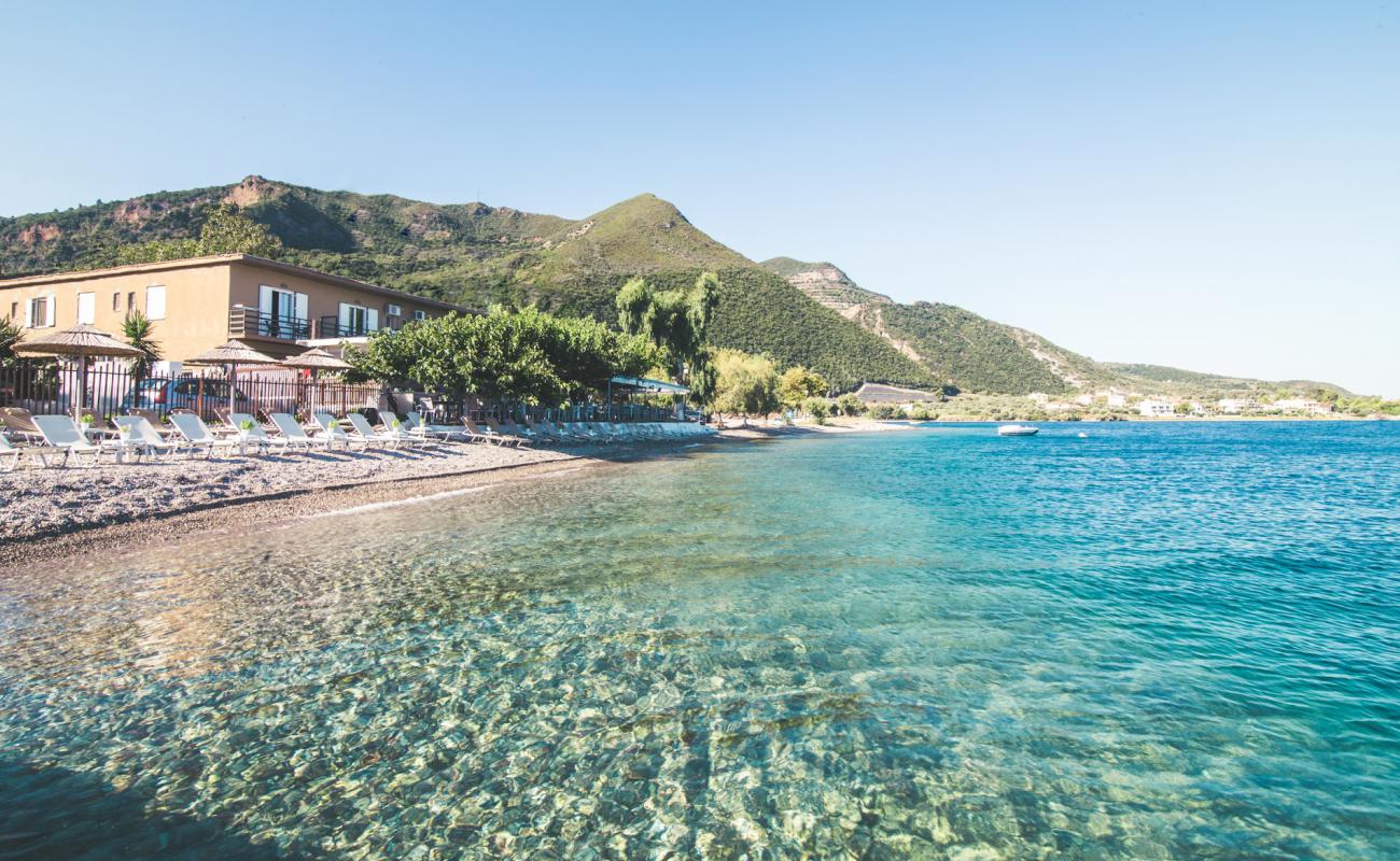 Agamemnonos beach'in fotoğrafı gri çakıl taşı yüzey ile