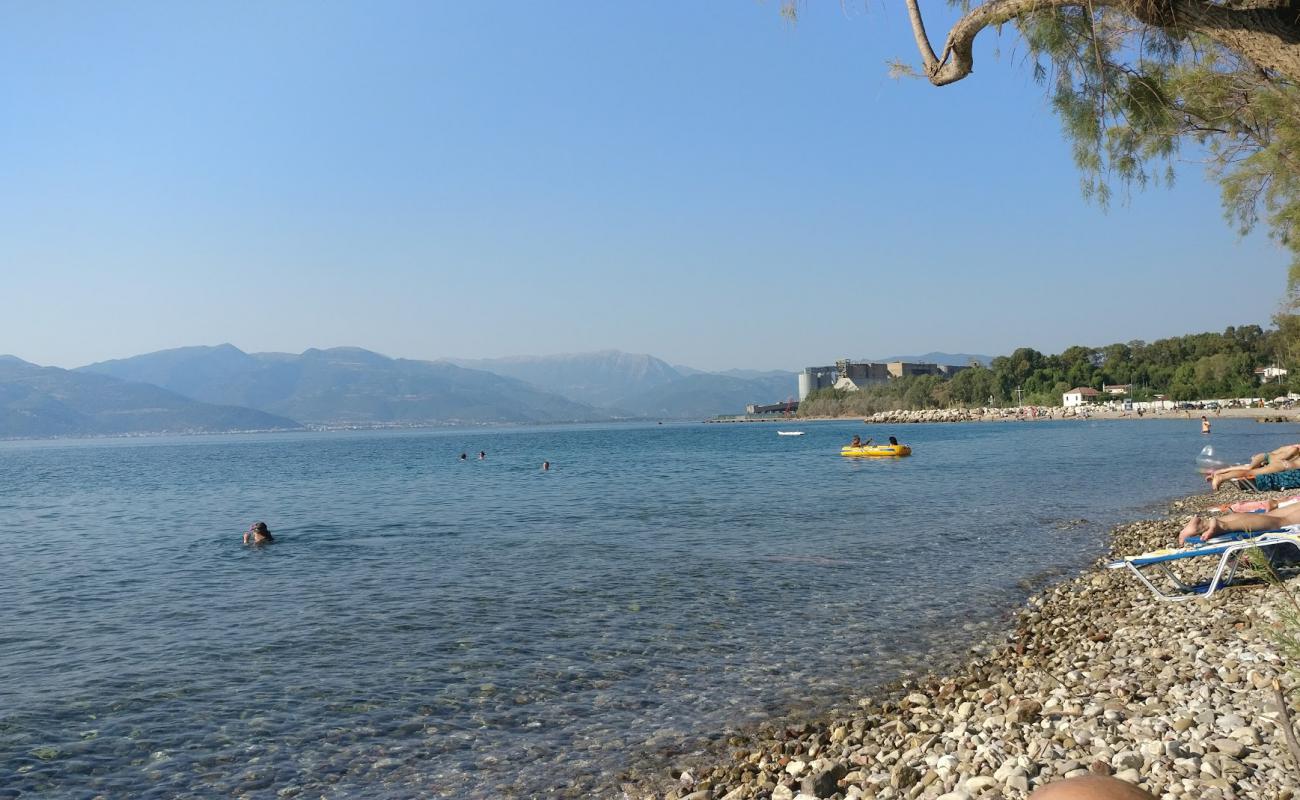 Paralia Arachovitikon'in fotoğrafı taşlar yüzey ile