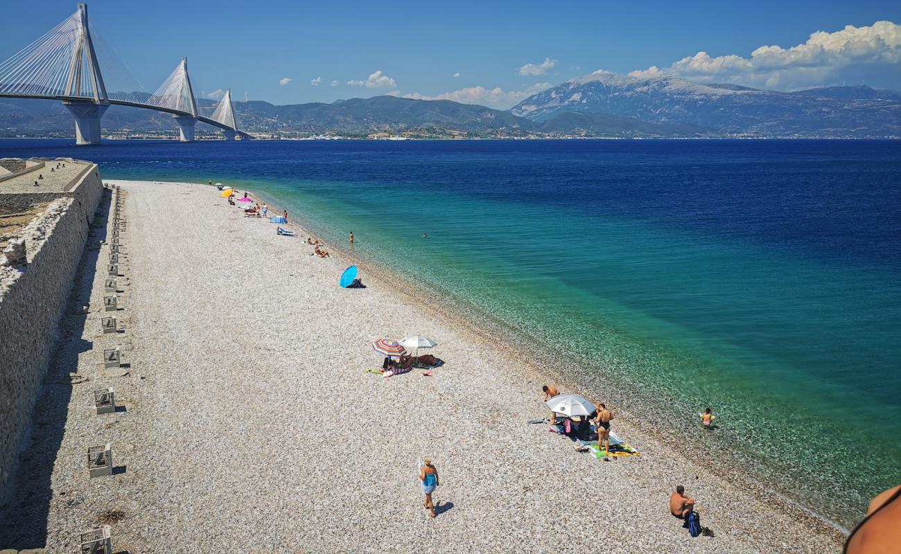 Paralia Aktaiou II'in fotoğrafı kahverengi çakıl yüzey ile