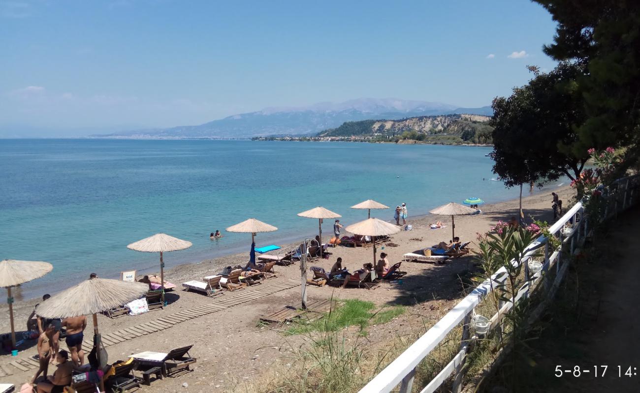 Paralia Alissou'in fotoğrafı gri çakıl taşı yüzey ile