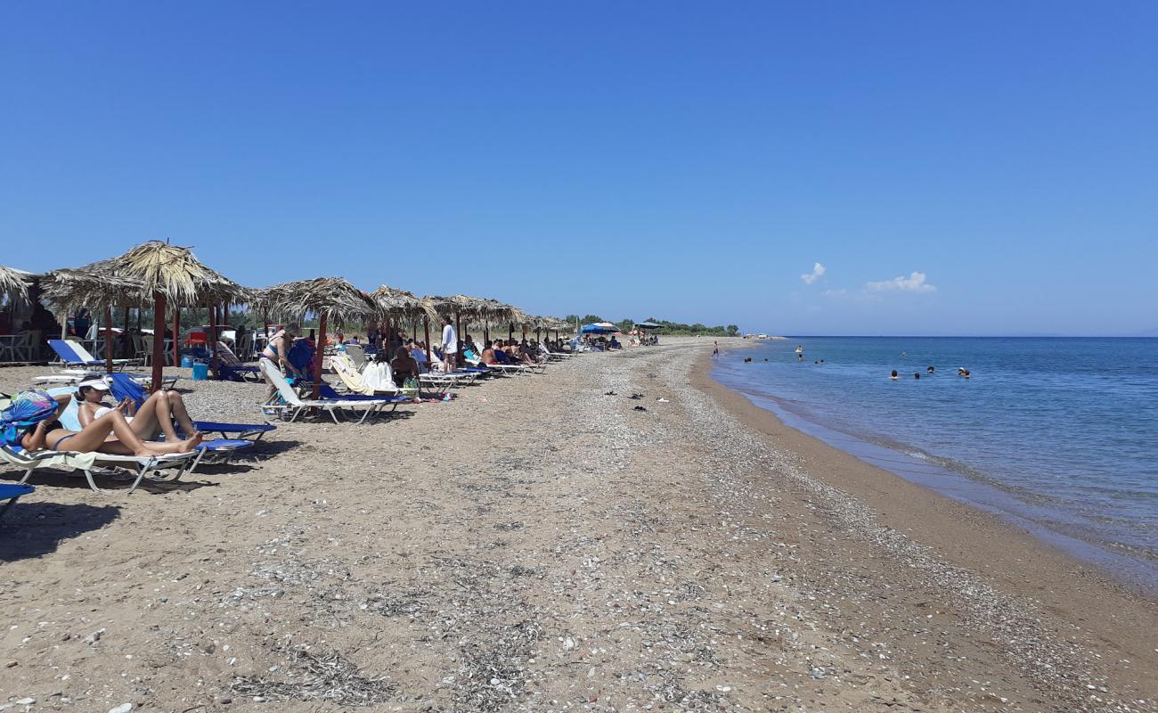 Paralia Mavris Mytis'in fotoğrafı kahverengi kum yüzey ile