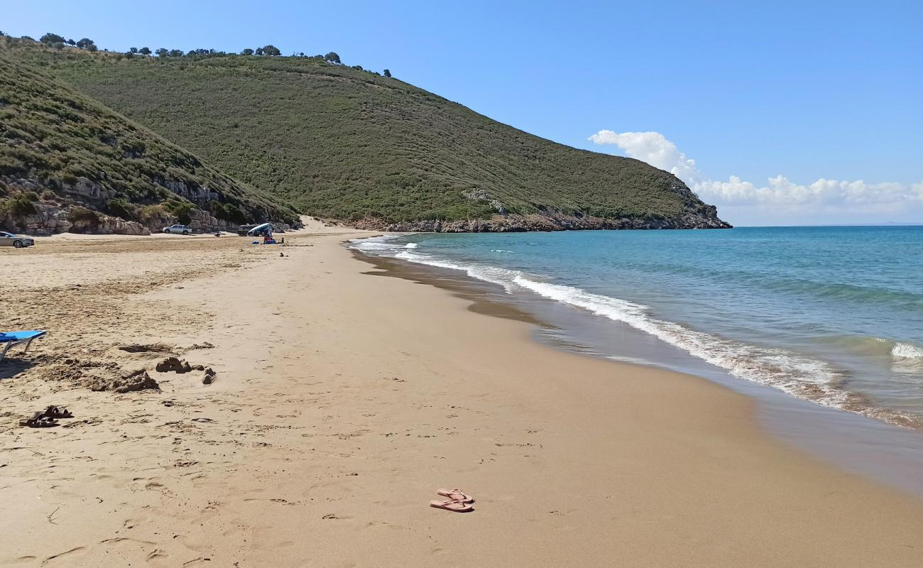 Gianiskari beach'in fotoğrafı kahverengi kum yüzey ile