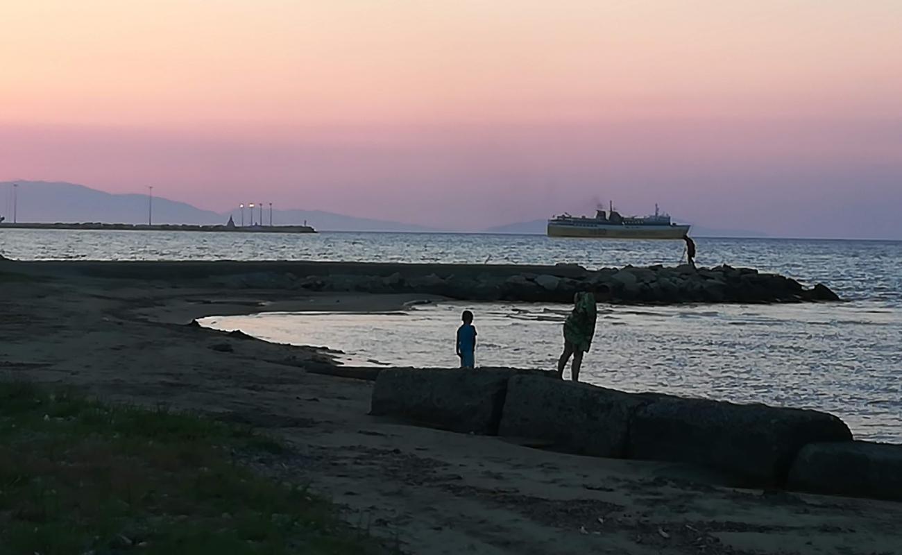 Mimoza beach'in fotoğrafı kahverengi kum yüzey ile