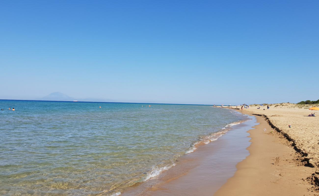 Paralia Loutra Killinis'in fotoğrafı parlak ince kum yüzey ile