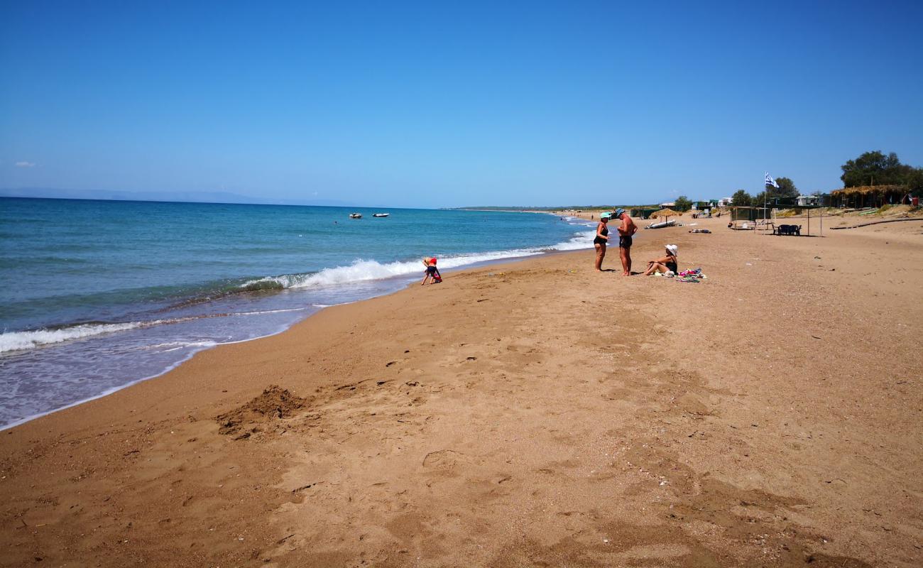 Bouka beach'in fotoğrafı açık bej kum yüzey ile