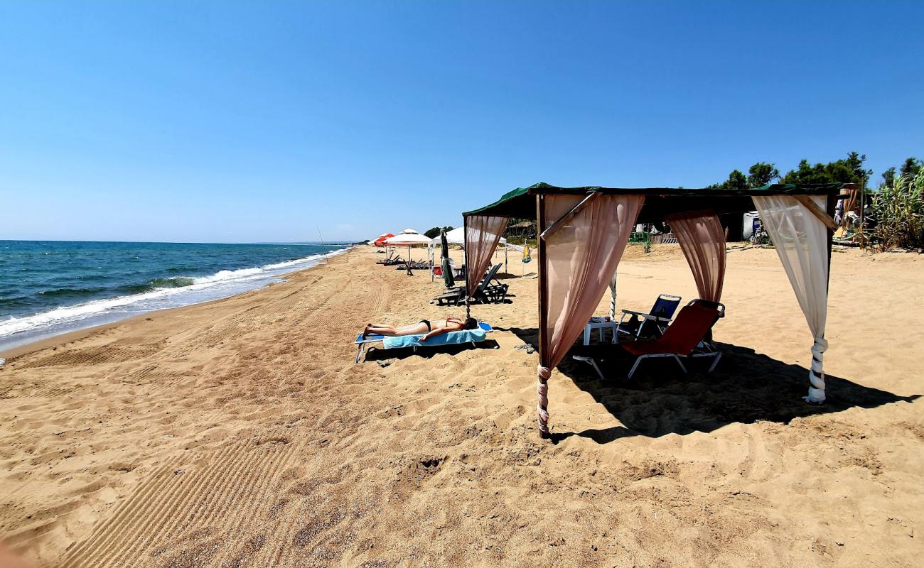 Paralia Palaiochoriou'in fotoğrafı açık bej kum yüzey ile