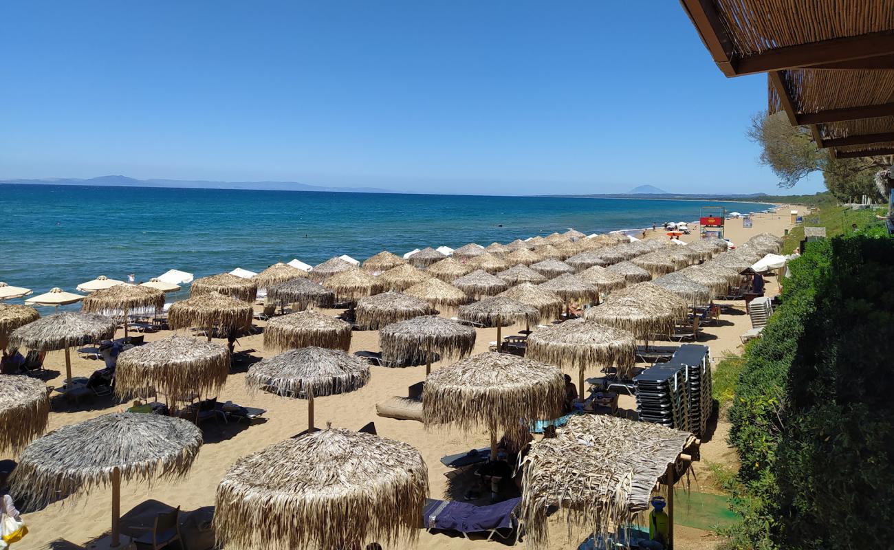 Paralia Kourouta'in fotoğrafı açık bej kum yüzey ile