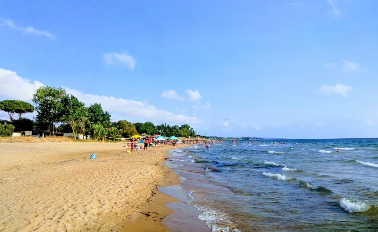 Paralia Agia Marina'in fotoğrafı parlak kum yüzey ile