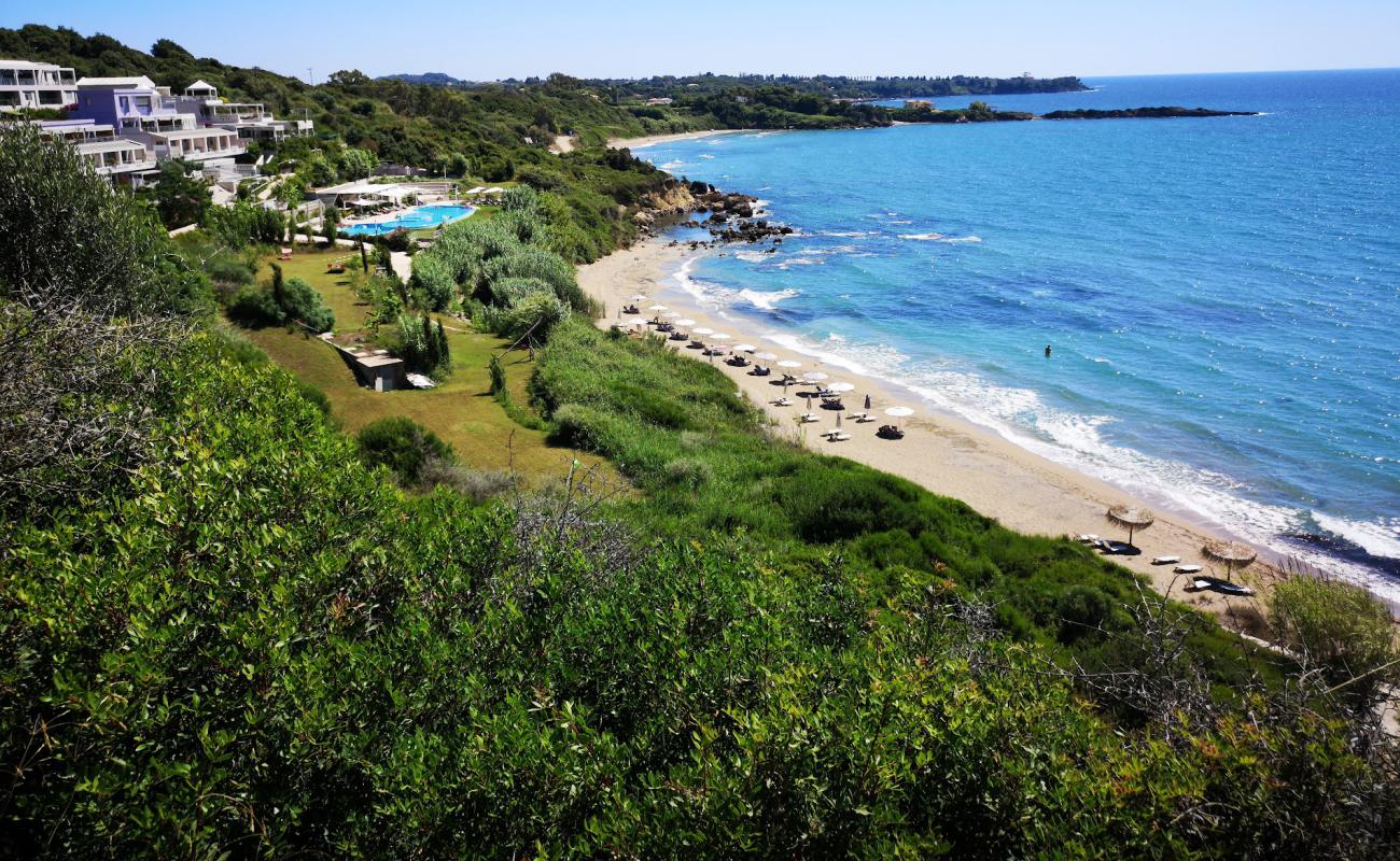 Pirgos beach'in fotoğrafı kahverengi kum yüzey ile