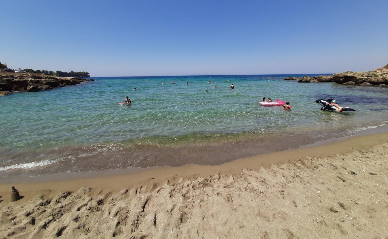 Pirgos beach II'in fotoğrafı gri ince kum yüzey ile