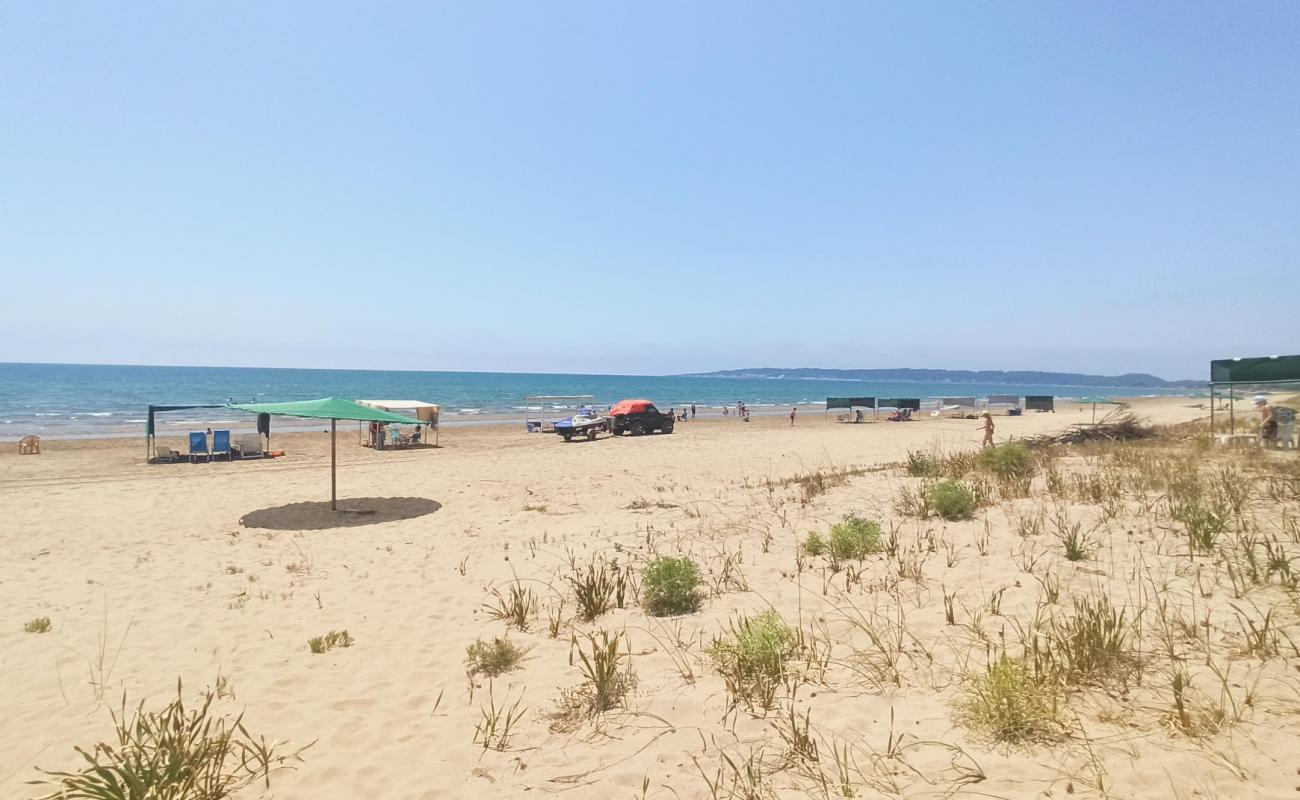 Letrina beach'in fotoğrafı i̇nce bej kum yüzey ile