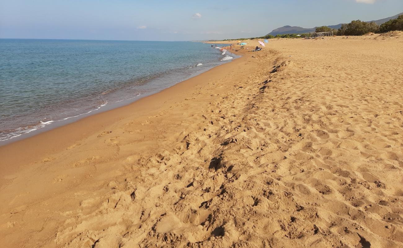 Paralia Zacharo'in fotoğrafı kahverengi kum yüzey ile