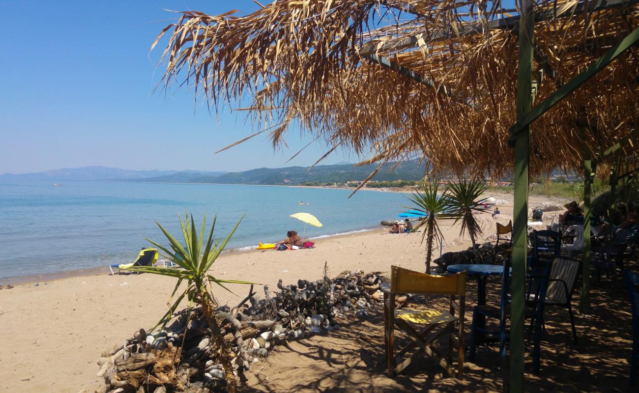 Sergiani beach'in fotoğrafı kahverengi kum yüzey ile