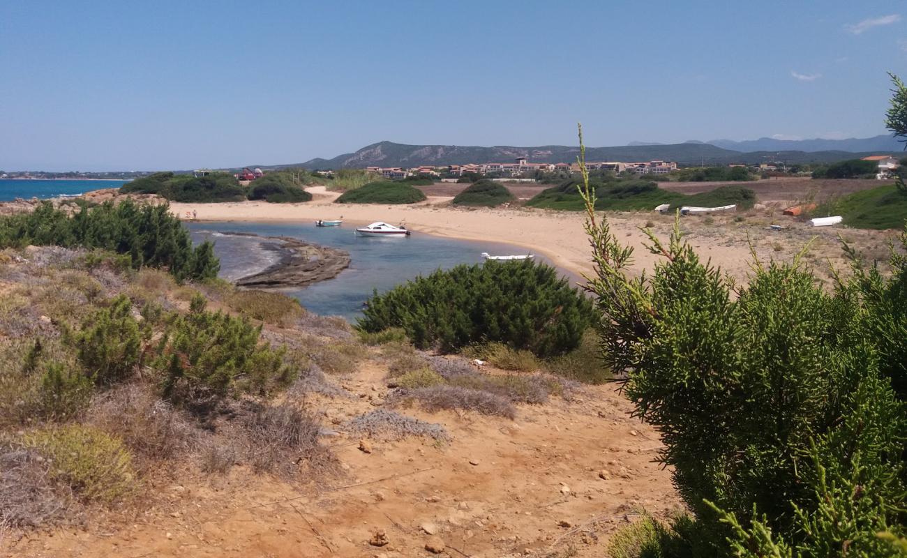 Romanos beach II'in fotoğrafı kahverengi kum yüzey ile