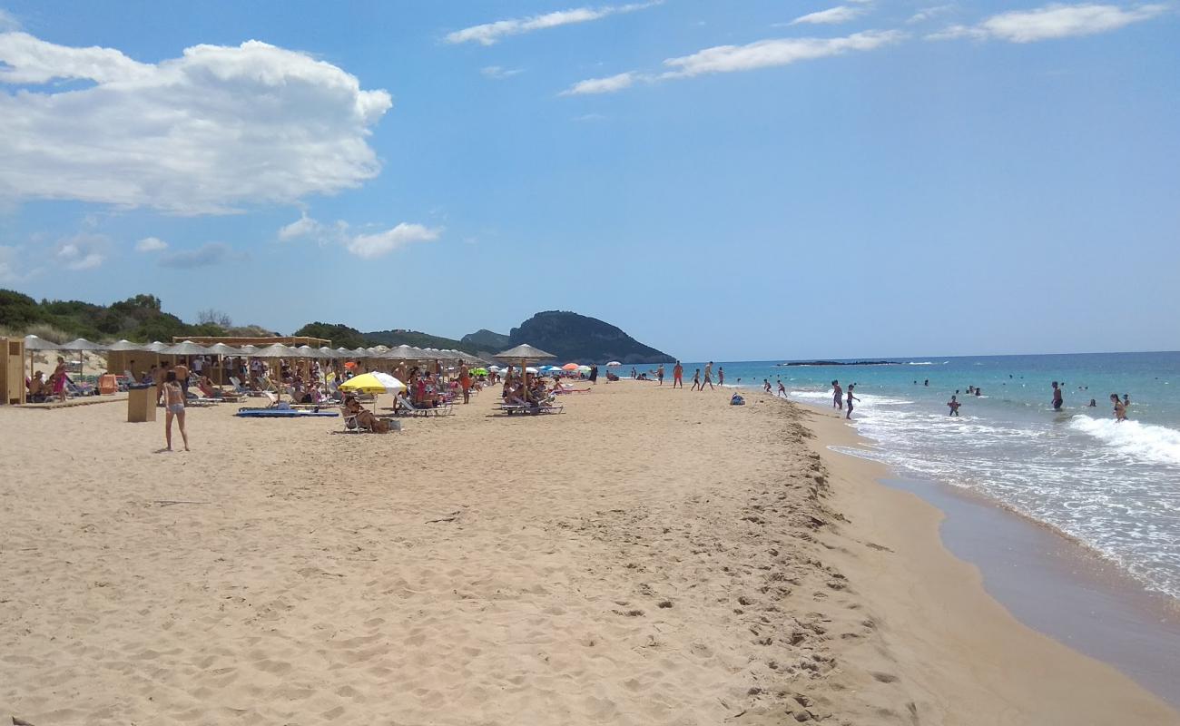 Romanos beach'in fotoğrafı kahverengi kum yüzey ile